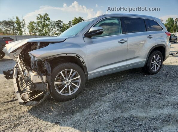 5TDKZRFH8JS532742 2018 TOYOTA HIGHLANDER Silver Vista tres cuartos delantera izquierda