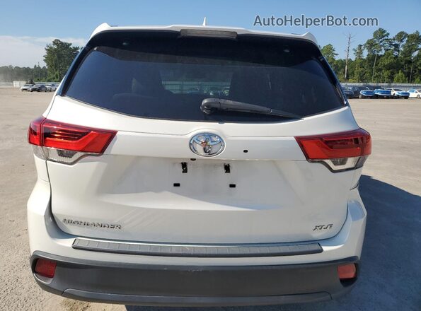 5TDKZRFHXJS546528 2018 TOYOTA HIGHLANDER White Rear view