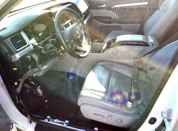 5TDKZRFHXJS547033 2018 TOYOTA HIGHLANDER White Front interior view