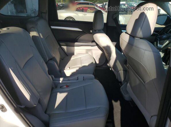 5TDKZRFHXJS547033 2018 TOYOTA HIGHLANDER White Rear interior view