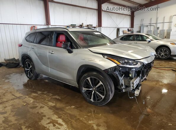 5TDLZRBH3MS138001 2021 TOYOTA HIGHLANDER Silver Przód prawy
