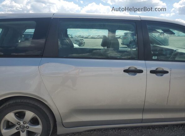 5TDZZ3DC3JS952041 2018 TOYOTA SIENNA Серебряный Вид задней части салона