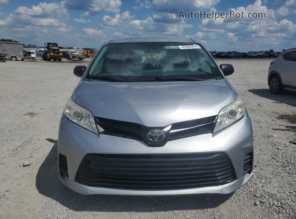 5TDZZ3DC3JS952041 2018 TOYOTA SIENNA Серебряный Вид спереди