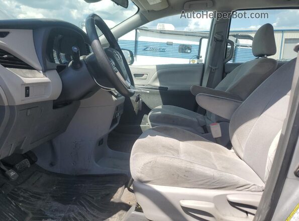 5TDZZ3DC3JS952041 2018 TOYOTA SIENNA Серебряный Вид салона спереди