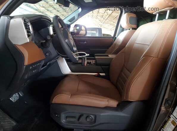 5TFMA5DB1SX283123 2025 TOYOTA TUNDRA Коричневый Вид салона спереди