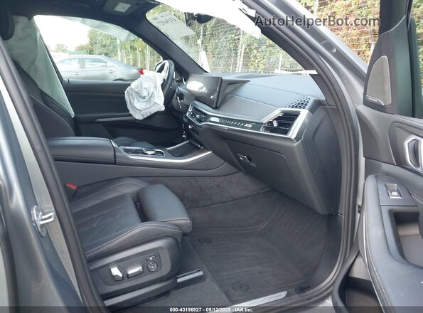 5UX13EU01R9V12165 2024 BMW X5 Silver Widok wnętrza z przodu
