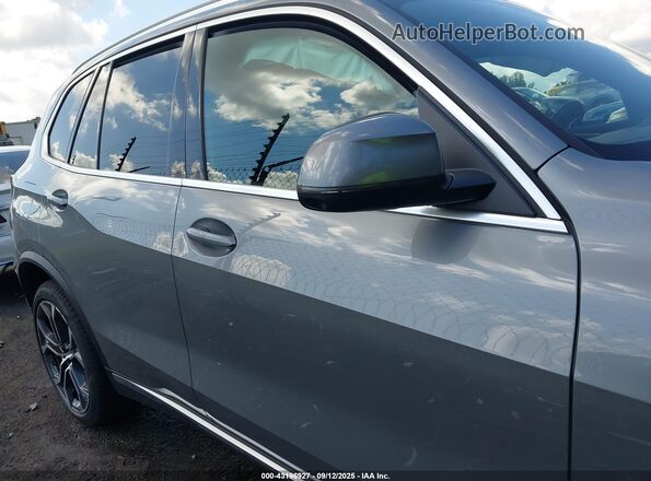 5UX13EU01R9V12165 2024 BMW X5 Silver Widok wnętrza z tyłu