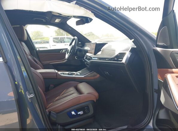 5UX23EM02P9R91424 2023 BMW X7 Gray წინა სალონის ხედი