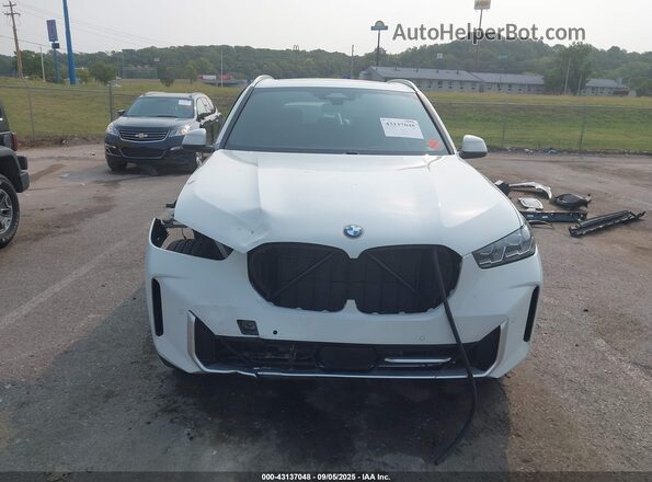 5UX23EU01R9U05895 2024 BMW X5 White Widok wnętrza z tyłu