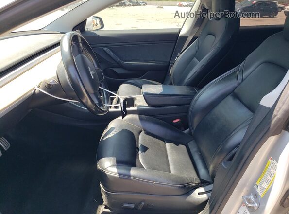 5YJ3E1EB0JF083446 2018 TESLA MODEL Silver წინა სალონის ხედი