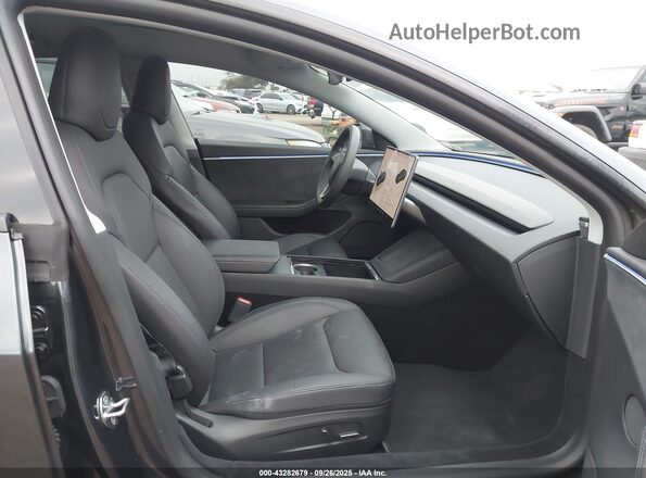 5YJ3E1EB3SF881960 2025 TESLA MODEL 3 Серый Вид салона спереди