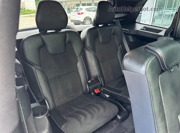 YV4A22PMXJ1205174 2018 VOLVO XC90 White Vista interior trasera