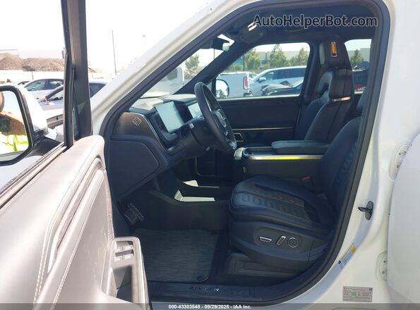 7FCTGAAA1NN015309 2022 RIVIAN R1T White Widok wnętrza z przodu
