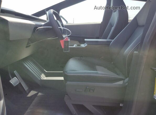 7G2CEHED5RA035120 2024 TESLA CYBERTRUCK Silver წინა სალონის ხედი