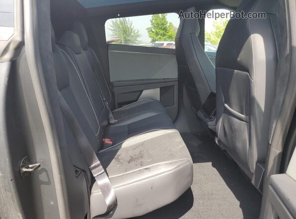 7G2CEHED5RA035120 2024 TESLA CYBERTRUCK Silver უკანა სალონის ხედი