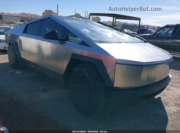 7G2CEHEE7SA061555 2025 TESLA CYBERTRUCK Silver Przód prawy