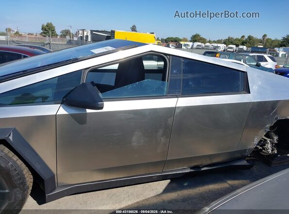 7G2CEHEE7SA061555 2025 TESLA CYBERTRUCK Silver Widok wnętrza 360 stopni