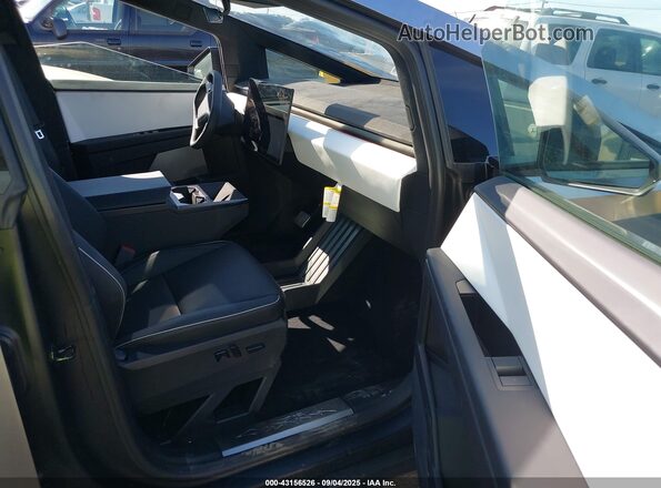 7G2CEHEE7SA061555 2025 TESLA CYBERTRUCK Silver Widok wnętrza z przodu