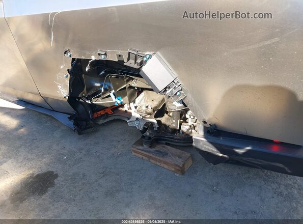 7G2CEHEE7SA061555 2025 TESLA CYBERTRUCK Silver Widok z przodu