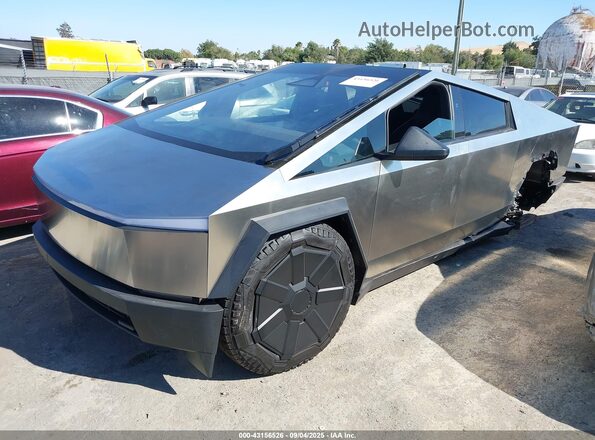 7G2CEHEE7SA061555 2025 TESLA CYBERTRUCK Silver Przód lewy