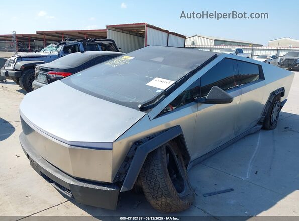 7G2CEHEEXRA038829 2024 TESLA CYBERTRUCK Silver წინა მარცხენა ხედი სამი მეოთხედიდან