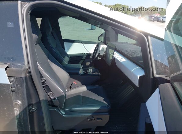 7G2CEHEEXRA038829 2024 TESLA CYBERTRUCK Silver წინა სალონის ხედი