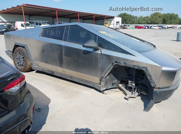 7G2CEHEEXRA038829 2024 TESLA CYBERTRUCK Silver ხელსაწყოთა პანელის ხედი