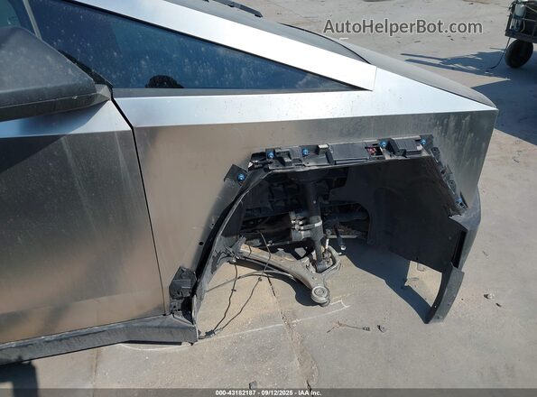 7G2CEHEEXRA038829 2024 TESLA CYBERTRUCK Silver 
