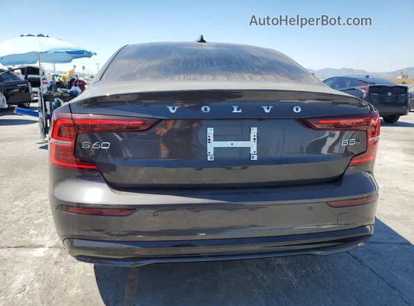 7JRL12TL4RG290440 2024 VOLVO S60 Charcoal Vista trasera