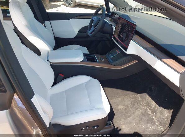 7SAXCBE52TF472585 2026 TESLA MODEL X Silver Вид салону спереду