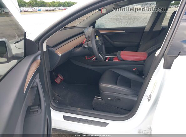 7SAYGAEE4SF283972 2025 TESLA MODEL Y White Widok wnętrza z przodu