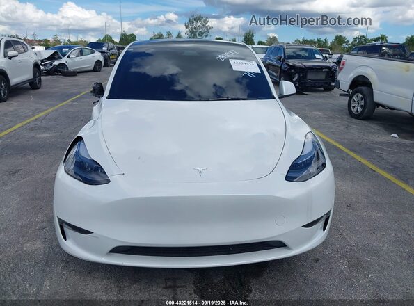 7SAYGAEE4SF283972 2025 TESLA MODEL Y White Widok deski rozdzielczej