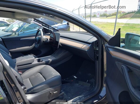 7SAYGDED6SA359486 2025 TESLA MODEL Y Gray Front interior view