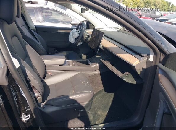 7SAYGDEE2SA356478 2025 TESLA MODEL Y Black წინა სალონის ხედი