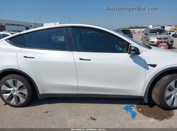 7SAYGDEE6PA093872 2023 TESLA MODEL Y White უკანა სალონის ხედი