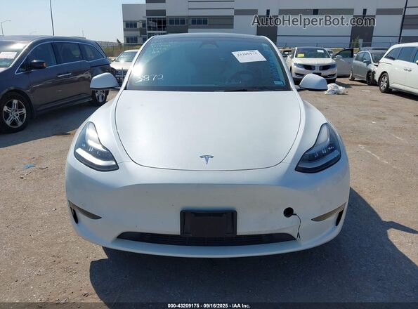 7SAYGDEE6PA093872 2023 TESLA MODEL Y White ხელსაწყოთა პანელის ხედი