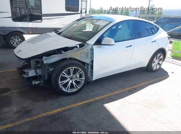 7SAYGDEE6PF713090 2023 TESLA MODEL Y Белый Передняя левая четверть