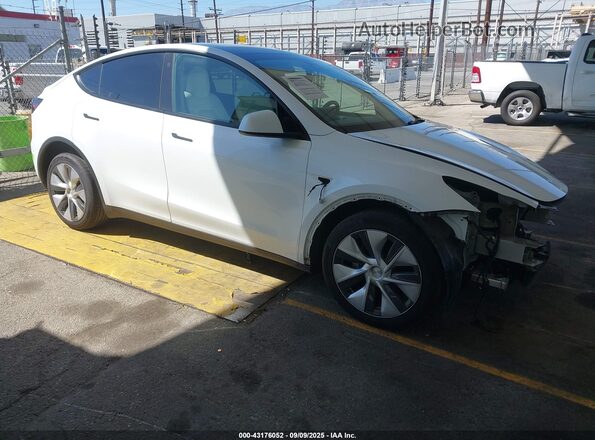 7SAYGDEE6PF713090 2023 TESLA MODEL Y Белый Передняя правая четверть