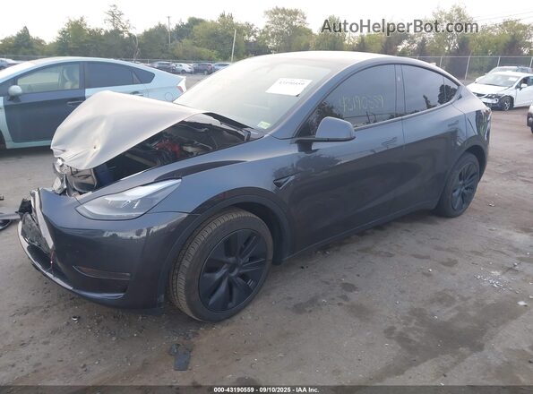 7SAYGDEE7SA346643 2025 TESLA MODEL Y Gray Vista tres cuartos delantera izquierda