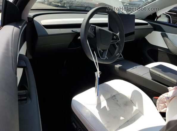 7SAYGDEE7TF348543 2026 TESLA MODEL White Առջևի վահանակի տեսք