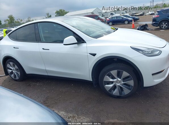 7SAYGDEE8PA125043 2023 TESLA MODEL Y White Вид задньої частини салону