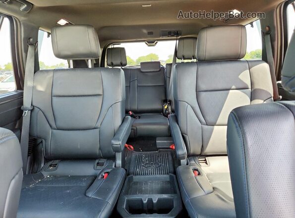 7SVAAABA1SX056784 2025 TOYOTA SEQUOIA Silver Widok tylnych siedzeń