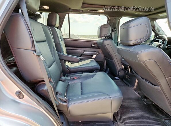 7SVAAABA1SX056784 2025 TOYOTA SEQUOIA Silver Widok wnętrza z tyłu