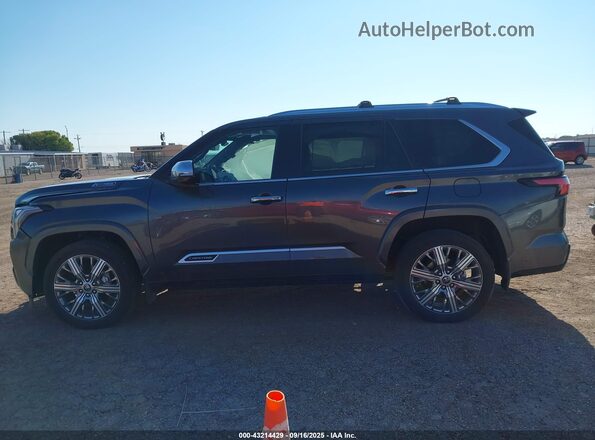 7SVAAABA9RX028693 2024 TOYOTA SEQUOIA Gray Widok wnętrza 360 stopni