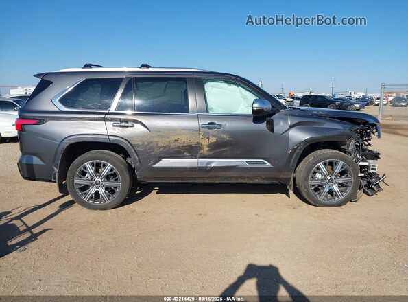 7SVAAABA9RX028693 2024 TOYOTA SEQUOIA Gray Widok wnętrza z tyłu