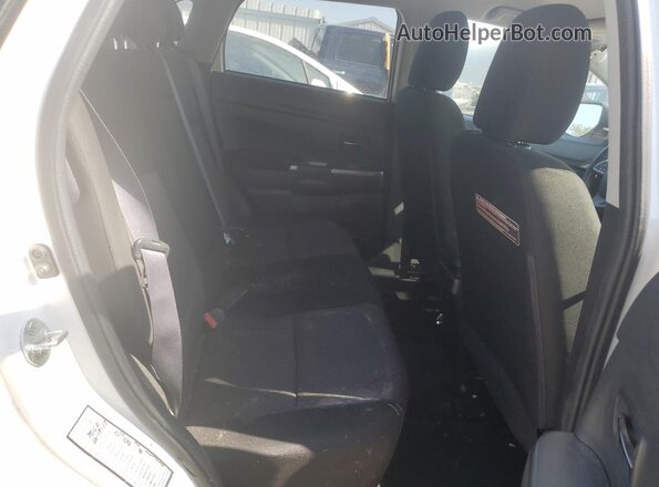 JA4AP3AU9JZ015686 2018 MITSUBISHI OUTLANDER White Вид задньої частини салону