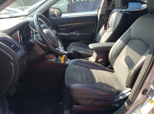JA4AP3AW5JZ001544 2018 MITSUBISHI OUTLANDER Silver Widok wnętrza z przodu