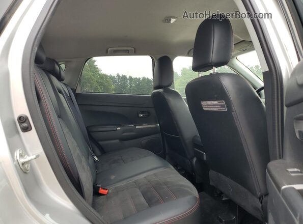 JA4AP3AW5JZ001544 2018 MITSUBISHI OUTLANDER Silver Widok wnętrza z tyłu