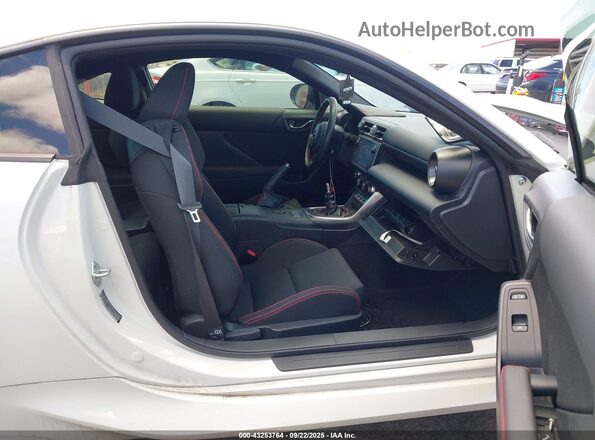 JF1ZDBB15R9700768 2024 SUBARU BRZ White Widok wnętrza z przodu