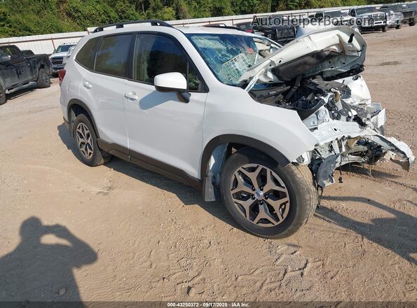 JF2SKADC4RH461313 2024 SUBARU FORESTER White Front right